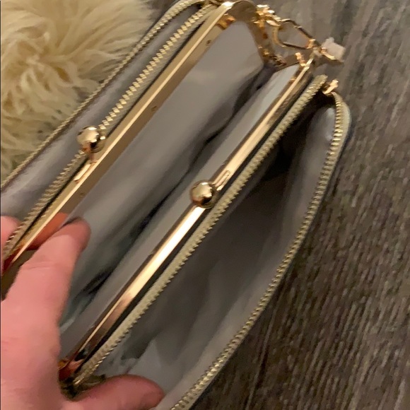 Taupe crossbody purse 💋pick 4 w/lips for $20💋 - Picture 4 of 4